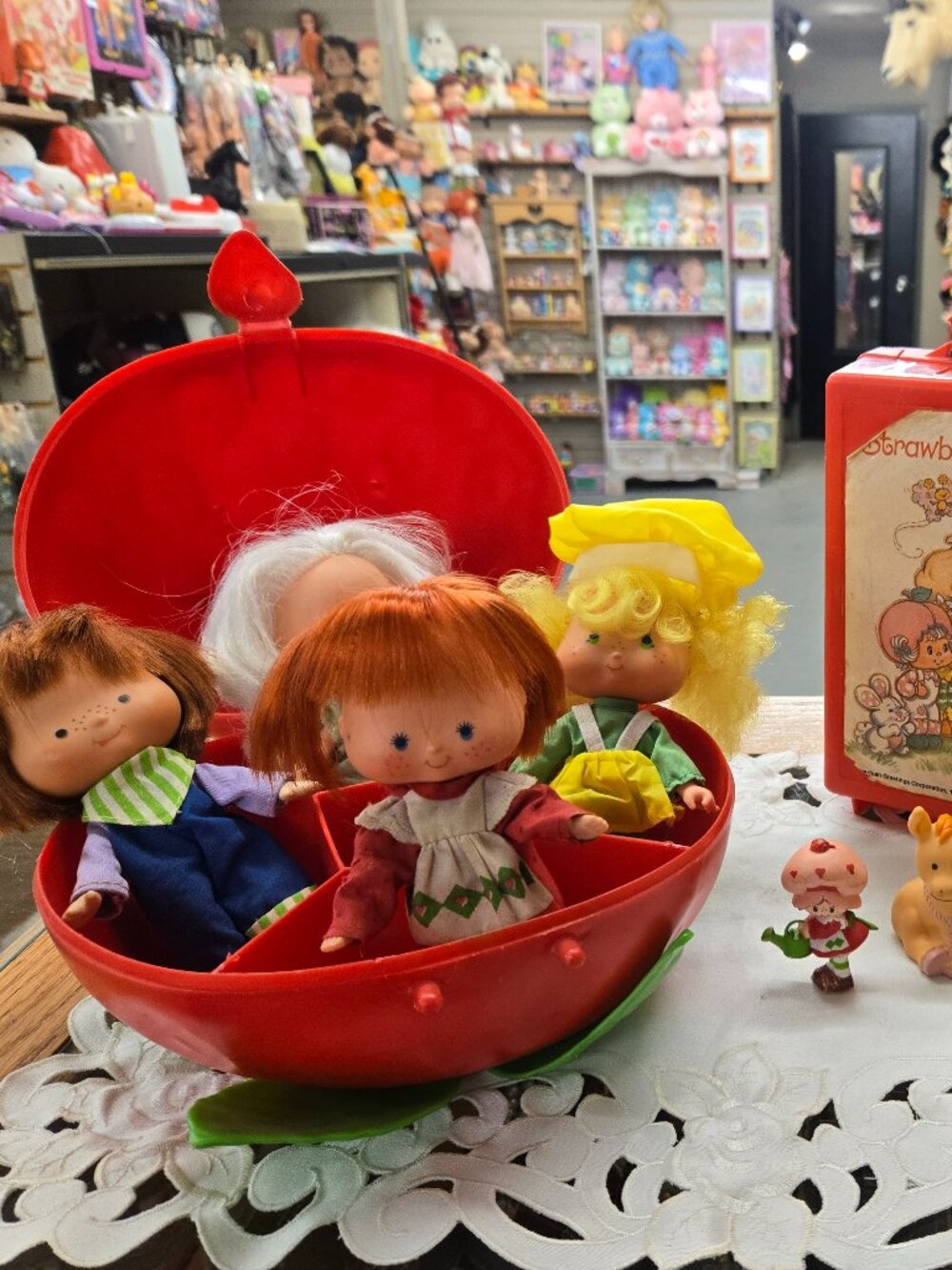 ❤ Vintage 1981 Strawberry Shortcake ❤ Berry case and 4 dolls